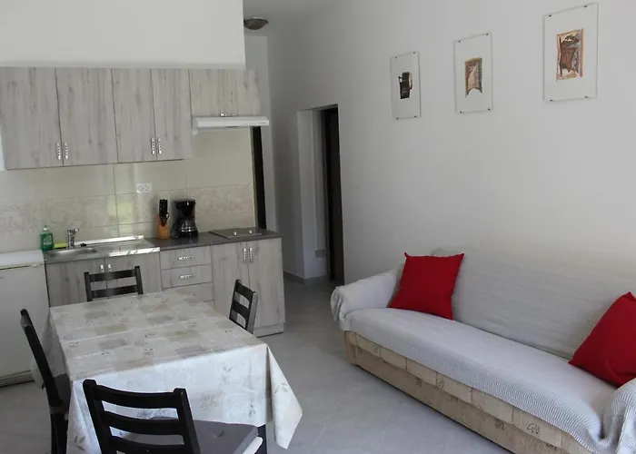 Laura\'S Apartment Facing The Garden