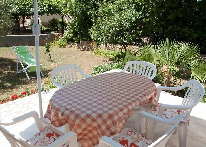 Laura\'S Apartment Facing The Garden