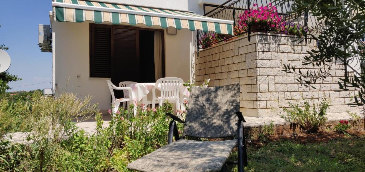 Laura's Facing The Garden Apartment Porec