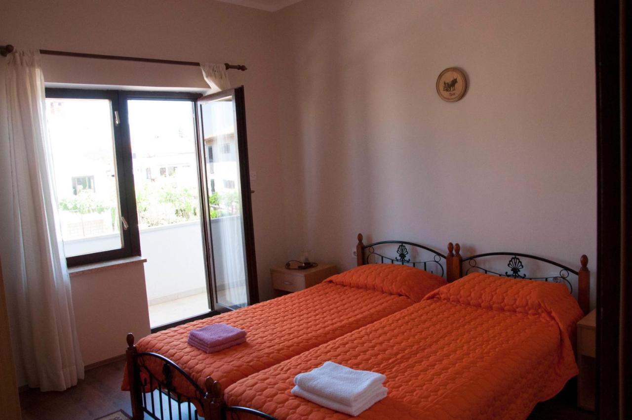 Laura's Facing The Garden Apartment Porec