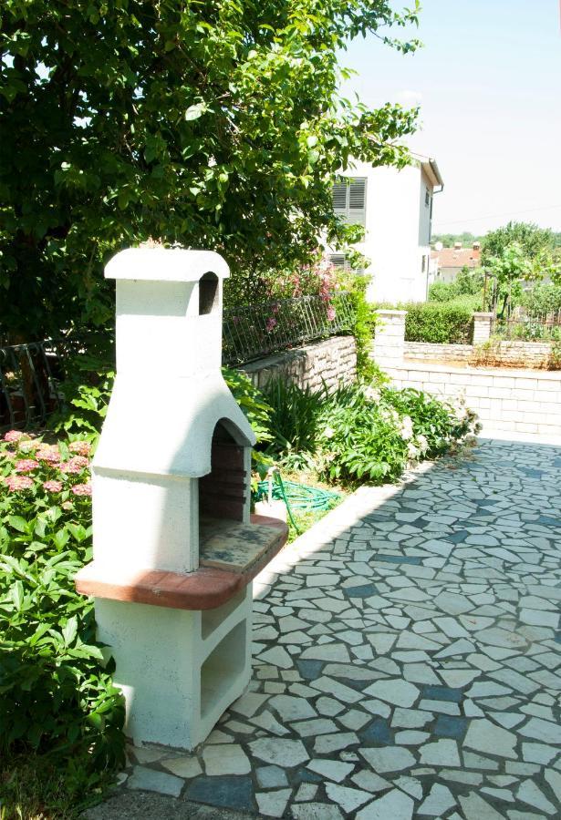 Laura's Facing The Garden Apartment